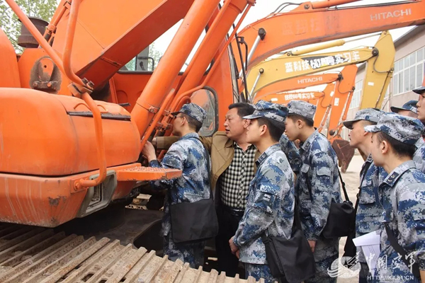 空軍找上藍翔技校聯(lián)合培訓：為的就是挖掘機