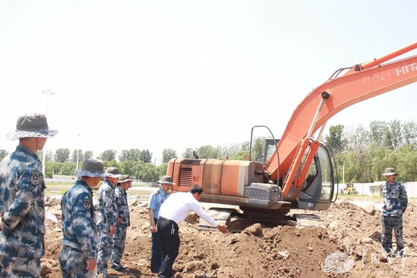 空軍找上藍翔技校聯(lián)合培訓：為的就是挖掘機