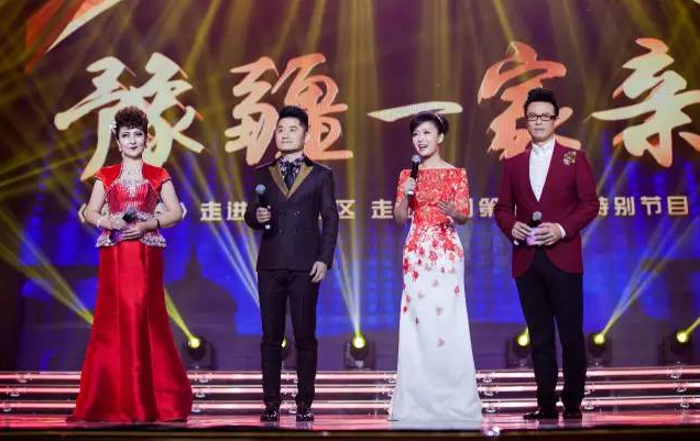 主持人：白燕升、龐曉戈、關(guān)楓、熱娜·古麗（從右到左）