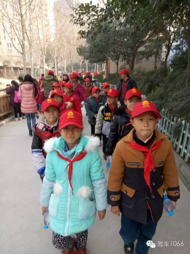 脖子上戴著紅領巾，頭上頂著小紅帽，排著整齊的隊伍——出發(fā)！