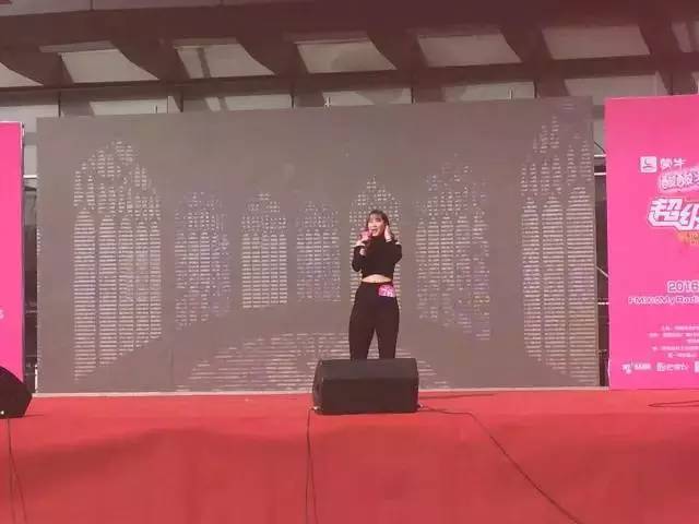 這pose一看就是在飆高音，猜猜看她唱的是哪首歌？