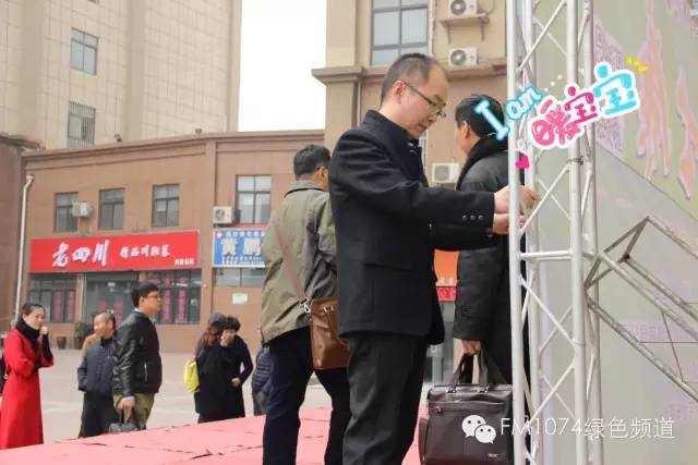 寒江副總監(jiān)親力親為，事無巨細(xì)。偶像真是暖暖惹人愛呢！