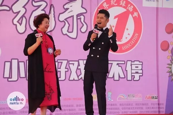 原來(lái)是關(guān)大帥哥的演唱，逗笑了全場(chǎng)觀眾