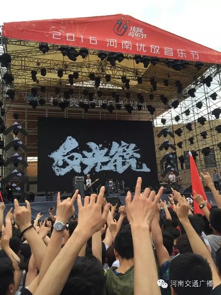 這么多朋友！默契的舉著一個手勢！