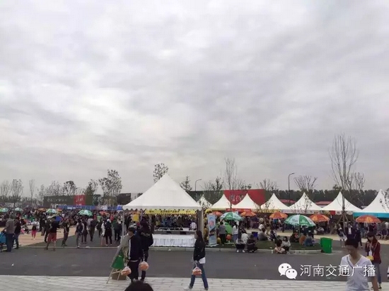 雖然天空已經(jīng)烏云密布，但大家的熱情絲毫不減！