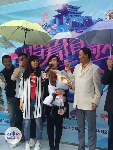 海波瞞著妻子，請來妻子的家人，耿梅驚喜感動，喜極而泣~