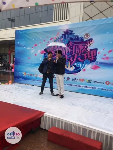 這位男士向遠(yuǎn)在家鄉(xiāng)的妻子隔空表白，勇氣真是大大的，您對妻子的愛，已經(jīng)超越萬水千山。