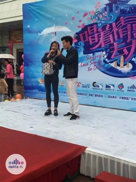 這是一位在校大學(xué)校，暗暗的喜歡純純的愛。