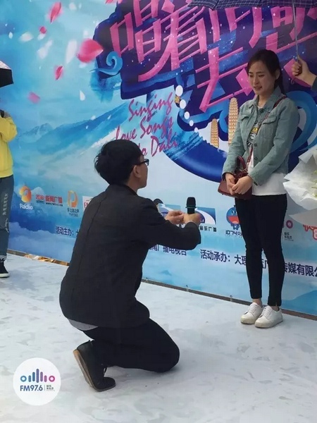 蘇世龍手捧戒指，單膝跪地向夢夢求婚，夢夢激動的說不出話來，點(diǎn)頭答應(yīng)~