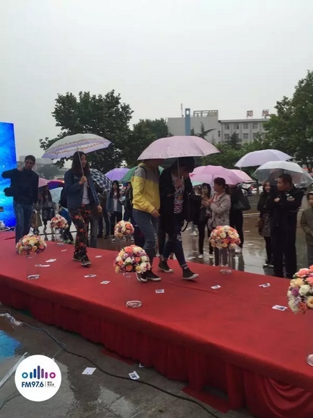 　　好友從屏幕后面走出來，他們特意從陜西、平頂山趕來為兩人送出祝福。