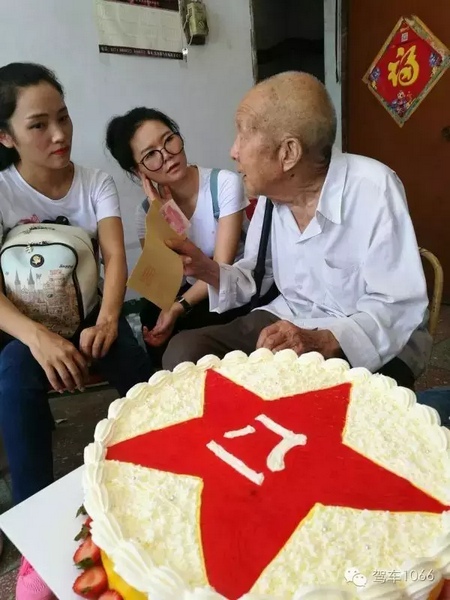 二姐們認(rèn)真聽老兵講抗戰(zhàn)的故事，老人年事已高，記憶都是轟炸！轟炸！轟炸！