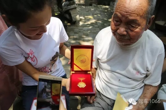 老兵聽不到我們在說什么，今年98了。