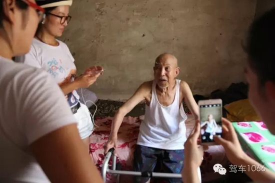 老兵老兵，你的勛章呢，國家給你的那個(gè)？