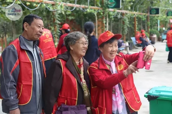 爺爺奶奶叔叔阿姨被盛運莊園的景致吸引，紛紛拍照留影