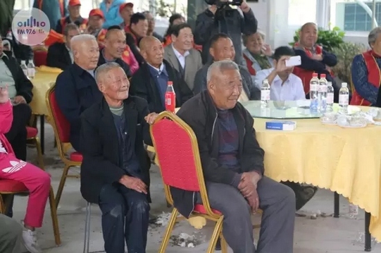 臺上展風(fēng)采，臺下笑開懷