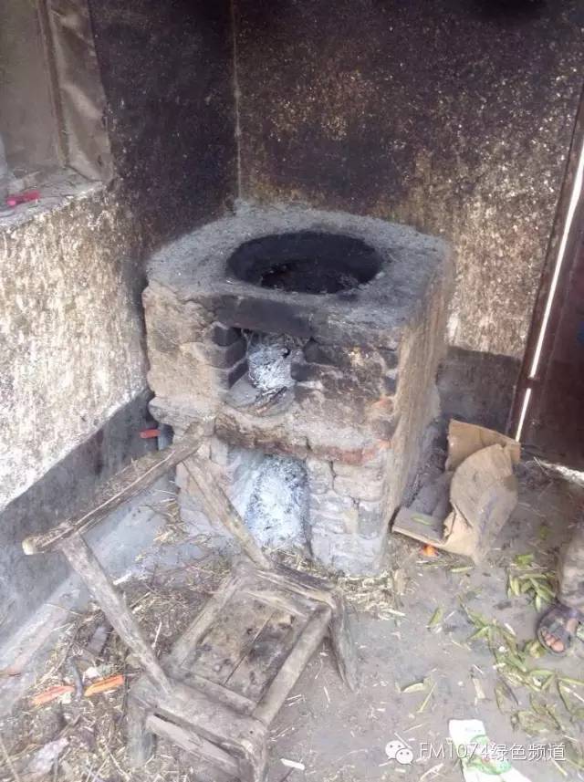 走訪另一個(gè)貧困家庭，進(jìn)去之后才知道什么是真正的一貧如洗、家徒四壁。