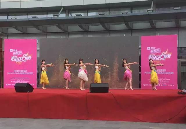 伴隨著舞蹈演員們的開場(chǎng)，比賽在上午10點(diǎn)半正式拉開序幕