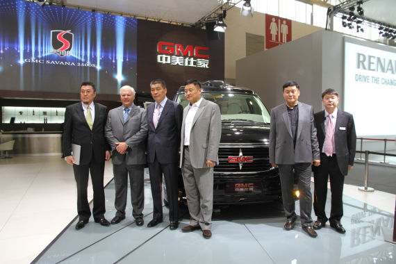北京國際車展上，全新GMC S系列頂級商務(wù)車在亞太區(qū)首發(fā)。圖為企業(yè)領(lǐng)導(dǎo)與新車合影。