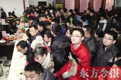 昨日上午，鄭州市金水區(qū)民政局婚姻登記處，領(lǐng)證的新人擠滿了辦證大廳
