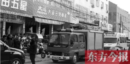 火災(zāi)發(fā)生后，袁厲害家門前的大路上停滿了消防車和警車