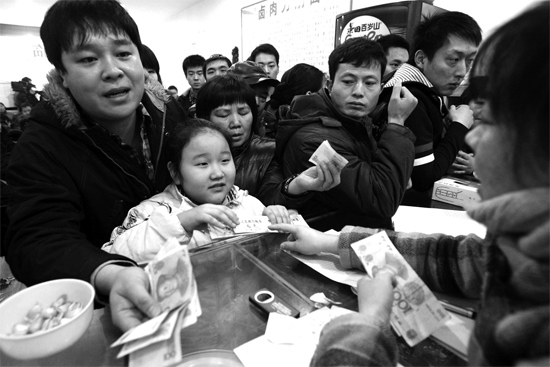 1月30日，李剛小面館收銀臺前，更多的市民大量買走“面卡”帶回家去