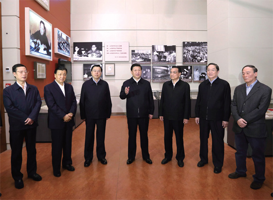 年11月29日，新一屆中共中央政治局常委到國家博物館參觀《復(fù)興之路》展覽時(shí)