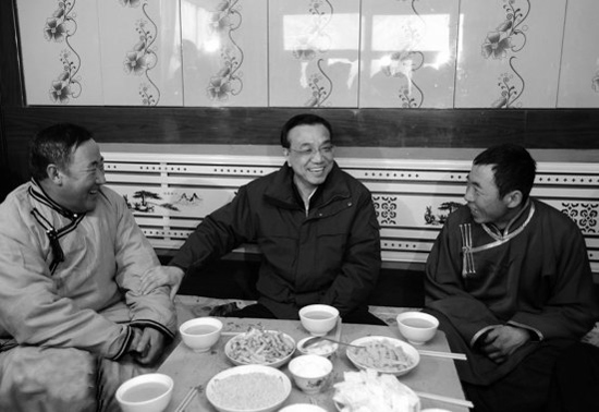 今年2月4日，李克強來到內(nèi)蒙古興安視察，與村民們拉家常