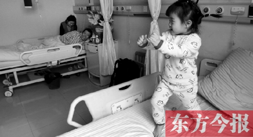 2月7日，春節(jié)前的第3天，雖然傷口很是疼痛，但3歲女兒可愛(ài)的“騎馬舞”是李剛最好的“止痛藥”