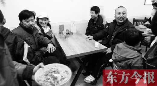 1月26日，坐著輪椅的袁海軍再次出現(xiàn)在李剛的面館，這次和他同來的是他的3位殘疾人朋友