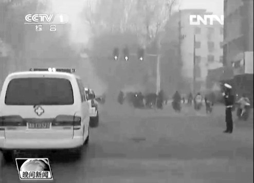 正值上下班高峰，交警調(diào)信號燈分流車輛