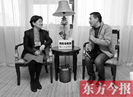 全國(guó)人大代表、省文化廳廳長(zhǎng)楊麗萍（左）在接受“兩會(huì)會(huì)客廳”采訪