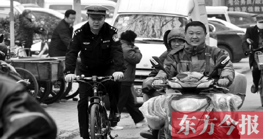 為了倡導(dǎo)綠色出行，鄭州市交警三大隊(duì)民警以身作則騎自行車(chē)上下班