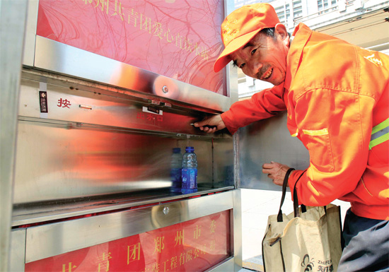 3月27日，鄭州紫荊山立交橋下，出現(xiàn)一種“直飲水機”，市民稱其為機器“送水哥”