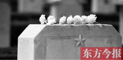 清明假期里，各界人士來到鄭州烈士陵園，緬懷先烈。一座無名烈士的墓碑上，擺放著人們帶來的白花