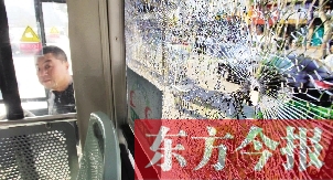 4月6日，鄭州市108路公交車一整塊車窗玻璃被鋼珠擊碎