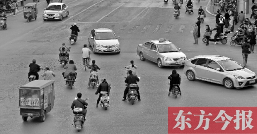 四月九日，鄭州市黃河路與經(jīng)八路交叉口，“中國式過馬路”現(xiàn)象仍很常見