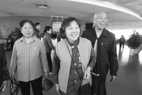 昨日，“尋訪百名共和國勞模”活動選出的百位勞模免費游覽中原福塔