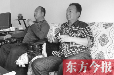 吳四輩和張年學在家聊天，談論啥時候能去上班