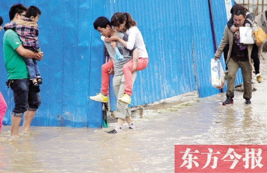 雨后鄭州，“背人過(guò)河”成了一道甜蜜又無(wú)奈的風(fēng)景 東方今報(bào)記者 沈翔 攝