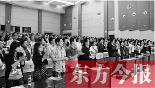 演員謝幕時(shí)，沒有觀眾離場(chǎng)，而是全部起立熱烈鼓掌