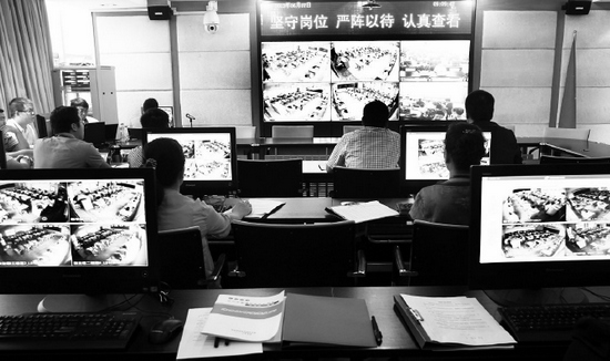 2013年高考首日，鄭州市國(guó)家考試考務(wù)指揮中心內(nèi)，工作人員通過監(jiān)控器遠(yuǎn)程監(jiān)考