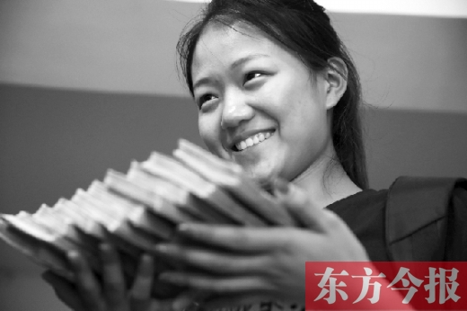 昨天，大一女生周文靜把10萬元現(xiàn)金還給了失主