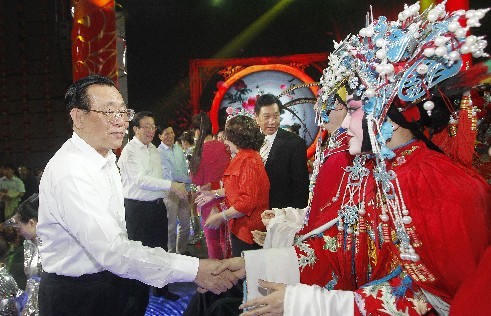 頒獎(jiǎng)晚會(huì)結(jié)束后，王剛（左一）、郭庚茂（左二）、謝伏瞻（左三）上臺(tái)和演職人員握手