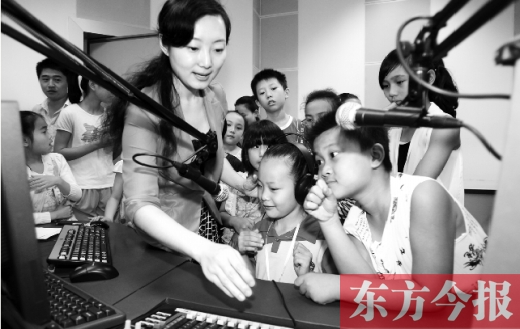 河南廣電全媒體小記者參觀河南電臺(tái)教育廣播樂活1066，體驗(yàn)當(dāng)主持人的樂趣