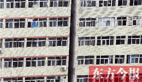 鄭州市城中村眾多類(lèi)似這樣火柴盒式的房間，成了大中專(zhuān)畢業(yè)生們暫時(shí)安放青春和夢(mèng)想的地方