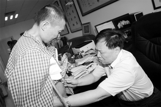 昨天，陜西西安第四軍醫(yī)大學(xué)唐都醫(yī)院骨腫瘤專家范清宇教授（右）在為李剛做檢查