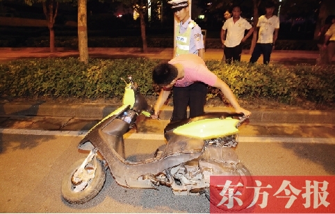 7月9日夜，鄭東新區(qū)街頭，鄭州市交巡警六大隊(duì)民警查住一輛“炸街”摩托車