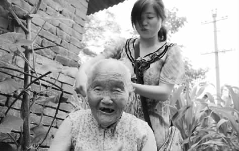 焦作市溫縣黃莊鎮(zhèn)南韓村的王吉氏老人，如今已是115歲高齡　
