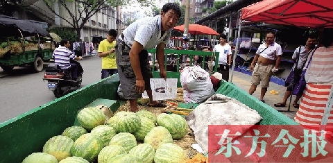 因?yàn)橐估锼?，?lái)鄭州賣瓜的開封瓜農(nóng)姚老漢不但丟錢還丟瓜