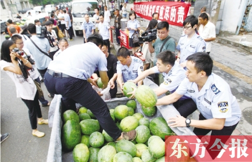 過秤開始，鄭州管城區(qū)城市管理執(zhí)法局等五局委共買了96500斤西瓜